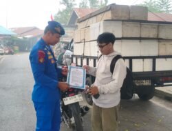 Satpolairud Polres Kapuas Sosialisasikan Larangan Karhutla kepada Warga Bantaran DAS Kapuas