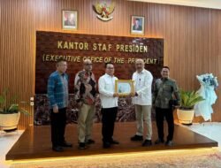 Forum Pimred Serahkan Penghargaan Pena Emas kepada KSP Dudung Abdurahman