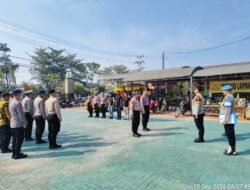 ANGGOTA SATSAMAPTA POLRES KAPUAS MELAKSANAKAN SERAH TERIMA PIKET PENJAGAAN DAN PENGECEKAN TAHANAN BERTEMPAT DI HALAMAN MAKO POLRES KAPUAS.