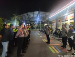 ANGGOTA SATSAMAPTA POLRES KAPUAS MELAKSANAKAN APEL MALAM PIKET PENJAGAAN DAN PENGECEKAN TAHANAN BERTEMPAT DI HALAMAN MAKO POLRES KAPUAS.