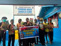 Satpolairud Polres Kapuas Gelar Perpustakaan Terapung, Tingkatkan Minat Baca Anak di Bantaran Sungai Kapuas