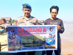 Satpolairud Polres Kapuas Cek Kelengkapan Alat Keselamatan kapal yang melintas DAS Kapuas