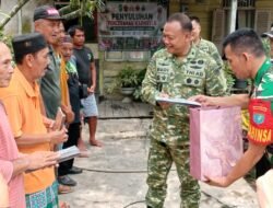 Penyuluh Karhutla Mabes TNI Berikan Penyuluhan Dan Berikan Tali Asih Kepada Warga Pemangkat