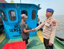 Satpolairud Polres Kapuas Cek Kelengkapan Alat Keselamatan kapal yang melintas DAS Kapuas