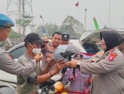 KAPOLRES KAPUAS BAGI-BAGI HELM DAN MASKER BAGI PENGENDARA DI DESA PUJON KECAMATAN KAPUAS TENGAH