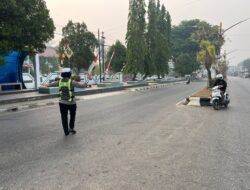 *Polisi Hadir di Jam Sibuk, Strong Point Satlantas Bartim Pastikan Pelajar dan Pengguna Jalan Aman*
