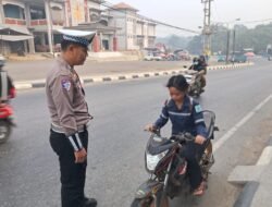 *Satlantas Bartim Berikan Teguran Humanis, Ingatkan Pelajar dan Masyarakat Pentingnya Helm Saat Berkendara*