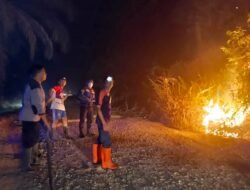 *Gerak Cepat Polsek Dusun Tengah Bersama Damkar dan Warga Padamkan Kebakaran Kebun Karet di Desa Dayu*