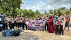 SATGAS EDUKASI LEMDIKLAT POLRI SALURKAN AIR BERSIH, BANTU WARGA SUNGAI UNDANG HADAPI KRISIS AIR SAAT KEMARAU