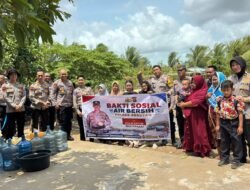 SATGAS EDUKASI LEMDIKLAT POLRI SALURKAN AIR BERSIH, BANTU WARGA SUNGAI UNDANG HADAPI KRISIS AIR SAAT KEMARAU