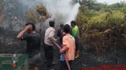 Sinergi Tanpa Batas, Polsek Pangkalan Banteng Bersama MPA Bahu – Membahu Padamkan Karhutla