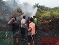Sinergi Tanpa Batas, Polsek Pangkalan Banteng Bersama MPA Bahu – Membahu Padamkan Karhutla