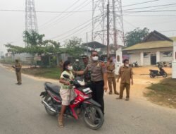 Kabut Asap Karhutla Menebal, Polsek Rungan Bersama Lintas Instansi Bagikan Masker Gratis kepada Warga