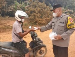 Peduli Kesehatan Warga, Polsek Aruta Bagikan Masker Gratis di Tengah Kepungan Kabut Asap