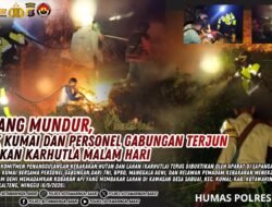Pantang Mundur, Polsek Kumai dan Personel Gabungan Terjun Padamkan Karhutla Malam Hari