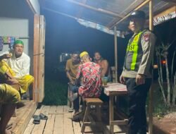 ANGGOTA POLSEK PULAU PETAK LAKSANAKAN PATROLI MALAM, GUNA MEWUJUDKAN KAMTIBMAS KONDUSIF DI WILAYAH KECAMATAN PULAU PETAK