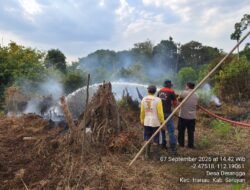 POLSEK HANAU BERSAMA BPBD DAN MPA LAKUKAN PEMADAMAN DAN PENDINGINAN KARHUTLA DI DESA DERANGGA