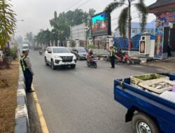 *Jaga Kelancaran Ibadah, Satlantas Polres Bartim Amankan Sholat Istisqa di Halaman Kantor Bupati*