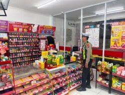 *Cegah Kejahatan Malam Hari, Satlantas Bartim Sambangi Alfamart dan Ingatkan Pegawai Tingkatkan Kewaspadaan*