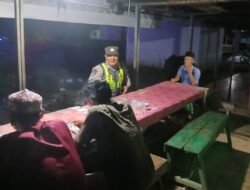 ANGGOTA POLSEK PULAU PETAK LAKSANAKAN PATROLI MALAM, GUNA MEWUJUDKAN KAMTIBMAS KONDUSIF DI WILAYAH KECAMATAN PULAU PETAK