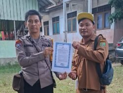*Cegah Karhutla, Bhabinkamtibmas Desa Kandris Bersama Aparat Desa Pasang Maklumat Kapolda Kalteng**