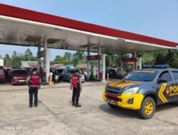 *Patroli Kota Presisi Polres Bartim Pantau Aktivitas Warga di SPBU, Pastikan Situasi Aman dan Lancar**