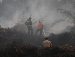 Minimalisir Dampak Kabut Asap, Polres Kobar Bersama Personel Gabungan Berjibaku Padamkan Karhutla Lanjutan