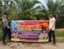 DALAM UPAYA PENCEGAHAN KEBAKARAN HUTAN DAN LAHAN, PERSONEL POLSEK PULAU PETAK SOSIALISASIKAN SANKSI PIDANA PELAKU KARHUTLA KE MASYARAKAT KECAMATAN PULAU PETAK