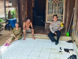 *Sambangi Warga Desa Apar Batu, Bhabinkamtibmas Polsek Awang Perkuat Kamtibmas dan Cegah Karhutla*