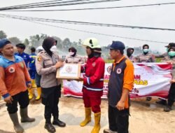 Di Balik Perjuangan Melawan Karhutla, Polwan Polres Kapuas Hadir Membawa Kepedulian