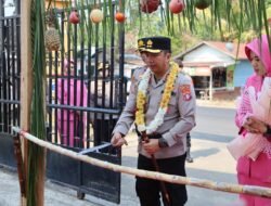 *Resmi Jabat Kapolres Bartim, AKBP Iqbal Sengaji Disambut Hangat dengan Pengalungan Bunga dan Tradisi Potong Pantan**