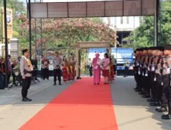 **Langkah Perdana di Mako Polres Bartim, Kapolres Baru AKBP Iqbal Sengaji Disambut Jajar Kehormatan**