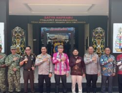 *Ramah Tamah di Lobi Polres Bartim, Kapolres Baru AKBP Iqbal Sengaji Bersama AKBP Eddy Santoso Perkuat Sinergitas dengan Pemkab Bartim**