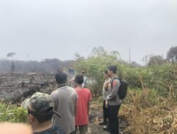 **Respons Cepat Laporan Kebakaran Lahan, Polsek Pematang Karau Cek Hotspot di Perbatasan Tuyau–Kupang Bersih**
