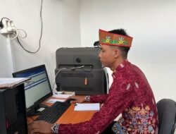 *Tampil Berbudaya, Satpas Polres Bartim Layani Pemohon SIM dengan Batik dan Lawung**