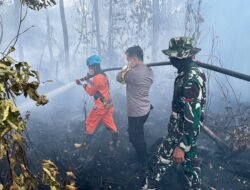 *Polisi Bersama Tim Gabungan Bergerak Padamkan Titik Api di Desa Dayu, Karhutla Berhasil Dikendalikan*