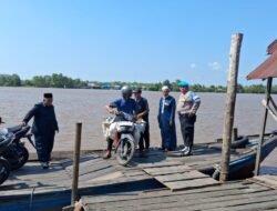 DALAM UPAYA PENCEGAHAN KEBAKARAN HUTAN DAN LAHAN, PERSONEL POLSEK PULAU PETAK SOSIALISASIKAN SANKSI PIDANA PELAKU KARHUTLA KE MASYARAKAT KECAMATAN PULAU PETAK