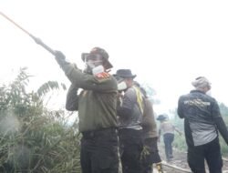 Tak Gentar, Polres Kobar Bersama Tim Gabungan Bahu – Membahu Padamkan Api Yang Kembali Membara