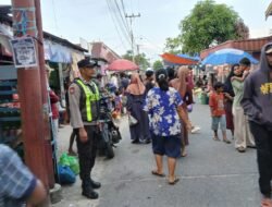 Jaga Kondusivitas Pusat Perbelanjaan, Polsek Kapuas Barat Terjunkan Personel Patroli Pasar Mingguan Mandomai