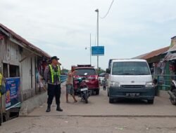 Sambangi Dermaga Feri Saka Mangkahai, Kapolsek Kapuas Barat Tegaskan Pentingnya Alat Keselamatan Transportasi Air