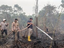 Bahu-Membahu Padamkan Karhutla di 3 Lokasi, Kapolsek Kapuas Barat Tegaskan Komitmen Penanganan Siaga Api
