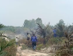 CEGAH API MELUAS, TIM SIAGA KARHUTLA DANAU SEMBULUH TANGANI TITIK API