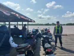 Jaga Kelancaran Penyeberangan, Polsek Kapuas Barat Gelar Patroli dan Gatur Lalin di Pelabuhan Feri Saka Mangkahai
