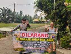 **Bentangkan Spanduk Stop Membakar, Polsek Pematang Karau Ajak Warga Cegah Karhutla**