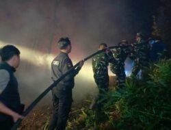 *Api Karhutla Mendekati Permukiman, Kapolsek Dusun Tengah Pimpin Tim Gabungan Padamkan Kebakaran di Wuran**
