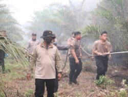 *Pantang Pulang Sebelum Api Padam, Kapolres Bartim Turun Langsung Tangani Kebakaran Lahan Warga di Desa Dayu**
