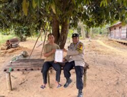 *Cegah Karhutla, Bhabinkamtibmas Polsek Awang Tegaskan Larangan Membakar Hutan dan Lahan di Desa Biwan dengan membagikan Maklumat Kapolda*