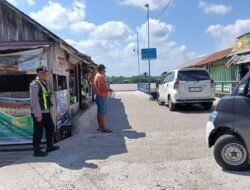 Memastikan Kegiatan Feri Penyeberangan Yang Berada Di Saka Mangkahai Berjalan Lancar, Patroli Polsek Kapuas Barat Lakukan Pemantauan
