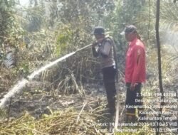 Petugas Dari Polsek Kapuas Barat Dan Personil Gabungan Tanpa Lelah Padamkan Api