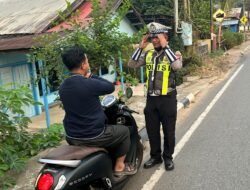 **Strong Point Pagi di Depan Polsek Dusun Timur, Polisi Edukasi Pengendara Utamakan Keselamatan dan Helm SNI**